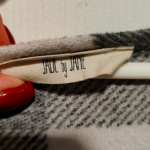 Black and white buffalo plaid top. - Picture 2 of 4